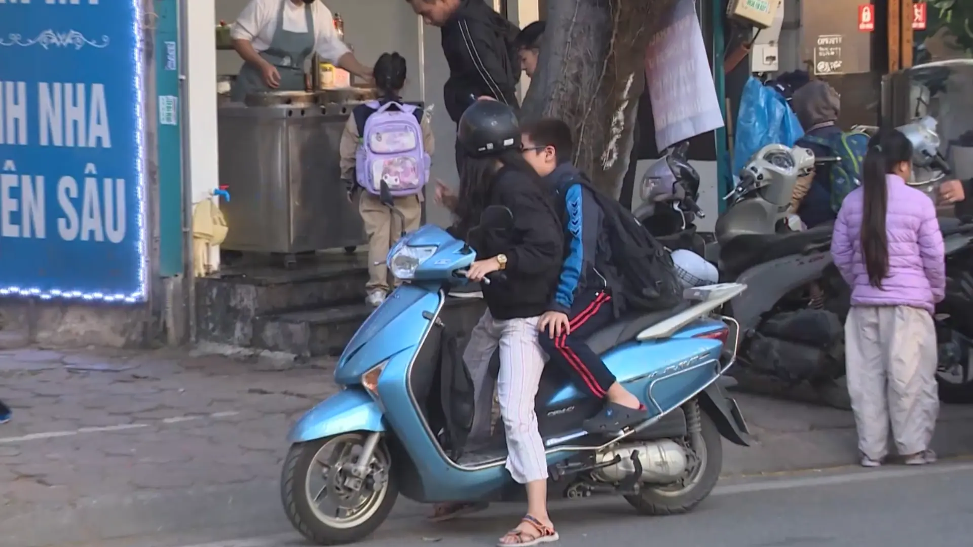 Khoảng trống an toàn khi đèo trẻ em trên xe máy